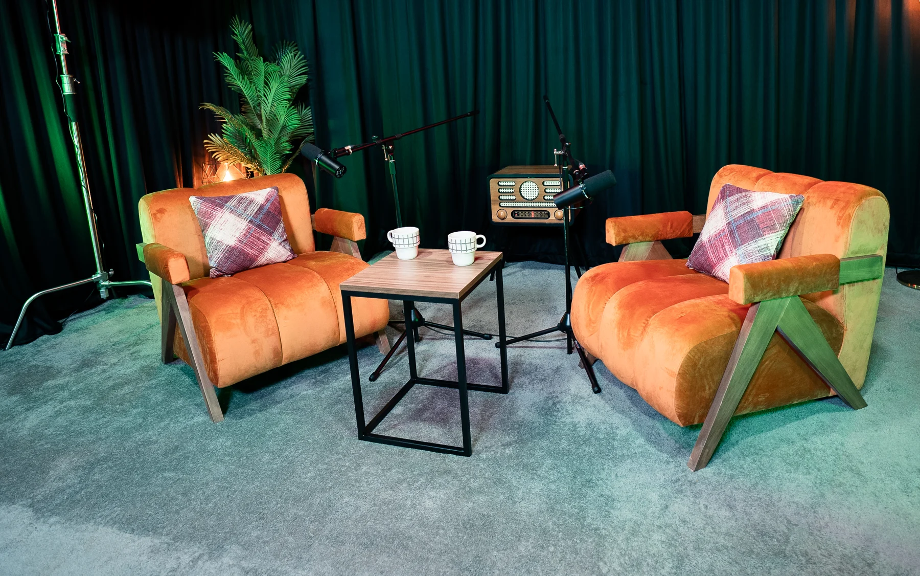 Décor salon du studio Awal avec fauteuils et micros